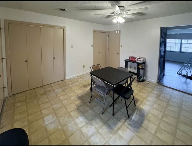 Building Photo - 810 Highland Dr