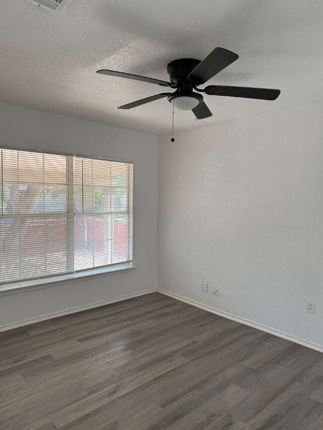 Building Photo - 136 Persyn St