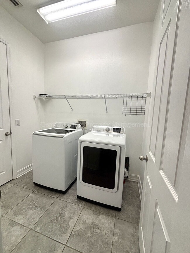 Building Photo - 984 Maypole Dr