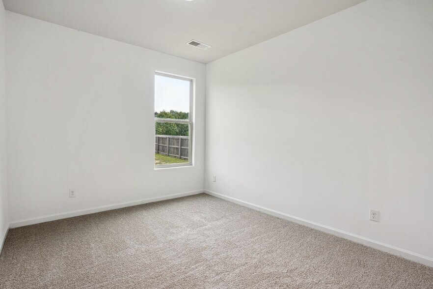 Building Photo - 90 Oakwood Dr