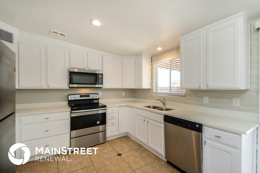 Building Photo - 4550 S Lotus Cir