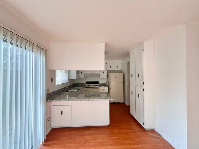 Building Photo - Adorable 3 bed / 1.5 bath Condo