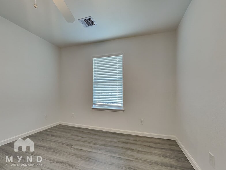 Building Photo - 5962 Belcrest St