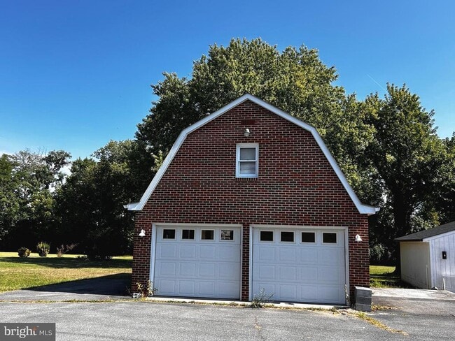 Building Photo - 3290 Shawnee Dr