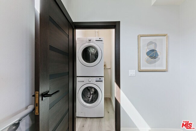 Building Photo - 15106 Roxford St