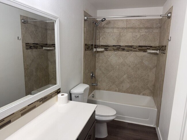 Building Photo - Beautifully updated 4 bedroom plus loft, 2...