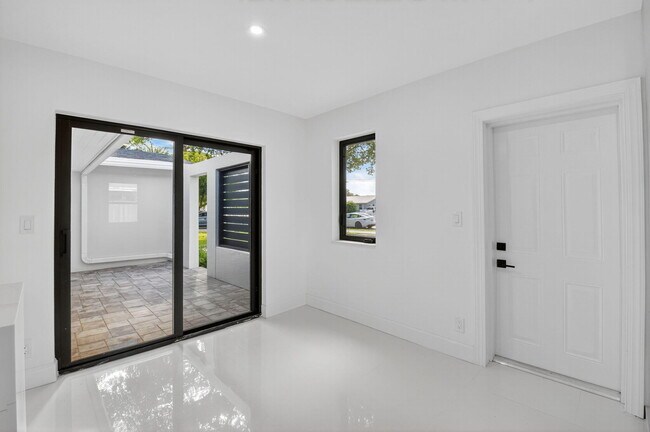 Building Photo - 513 Lindell Blvd