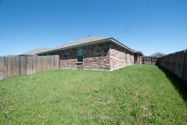 Building Photo - 613 Kendra Dr