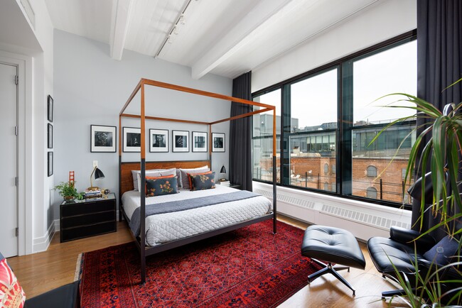 Building Photo - STUNNING DUMBO LOFT
