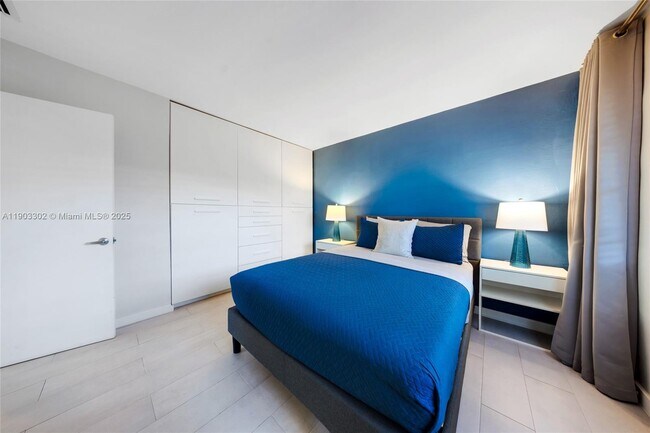 Building Photo - 707 NE 22nd Dr