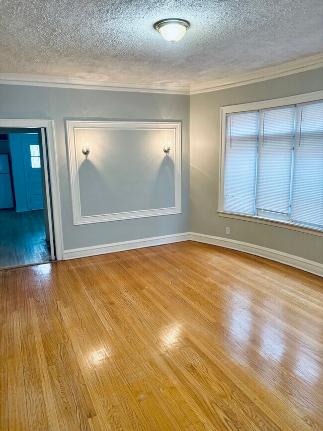 Building Photo - 8223 S May St