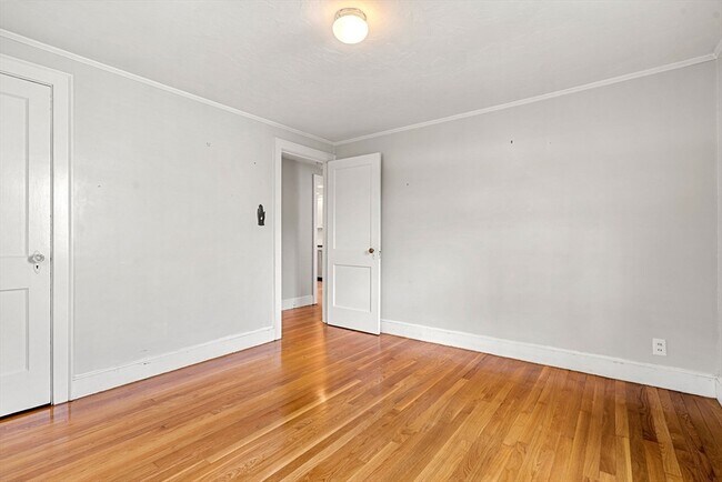 Building Photo - 215 Renfrew St