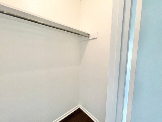 Building Photo - Gorgeous 3/2 recently renovated in homey neighborhood