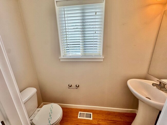 Building Photo - Ask about free rent... Nearly New, wonderf...