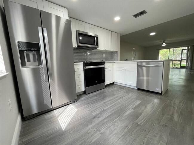 Building Photo - 211 Pine Ct