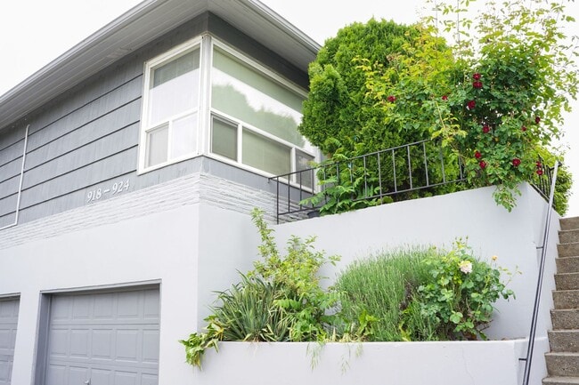 Primary Photo - Updated Vintage 2Bed Courtyard Flat w/ AC & DW by Mt. Tabor!