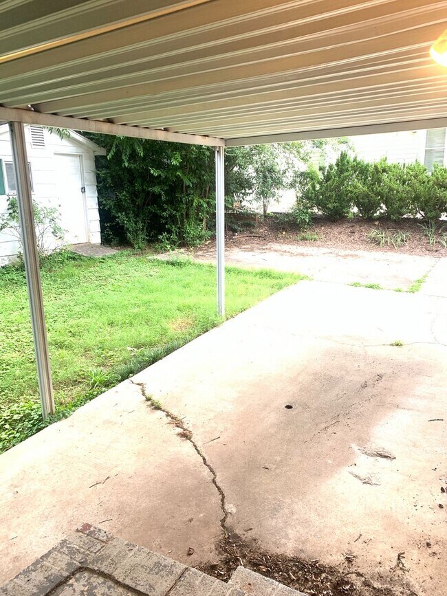Building Photo - 4 bedroom single-family house near Cameron...