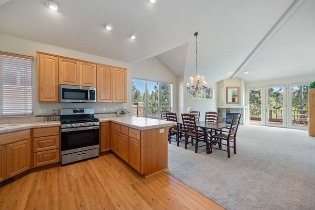 Building Photo - Gated Community in Broken Top