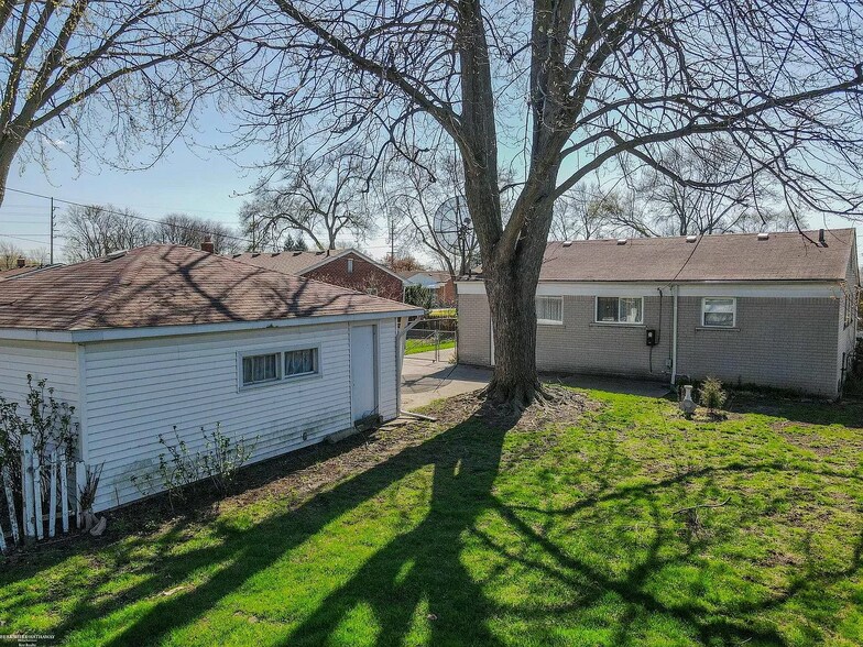 Building Photo - 25100 Marilyn Ave