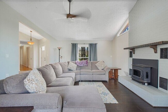 Building Photo - 306 Happy Creek Rd