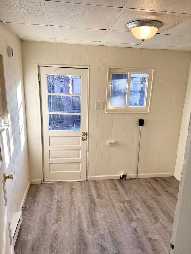 Building Photo - 4 Bedroom Townhome