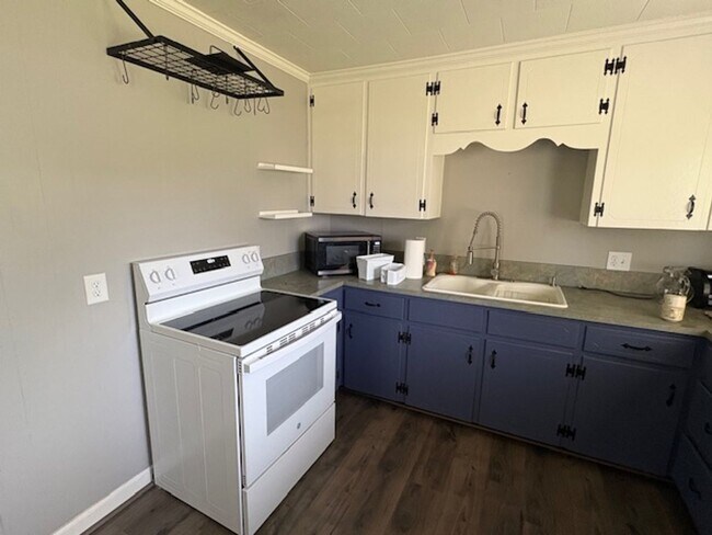 Building Photo - Fully furnished house on the outskirts of town.