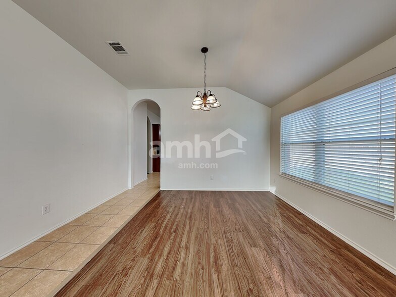 Building Photo - 121 Campos Dr