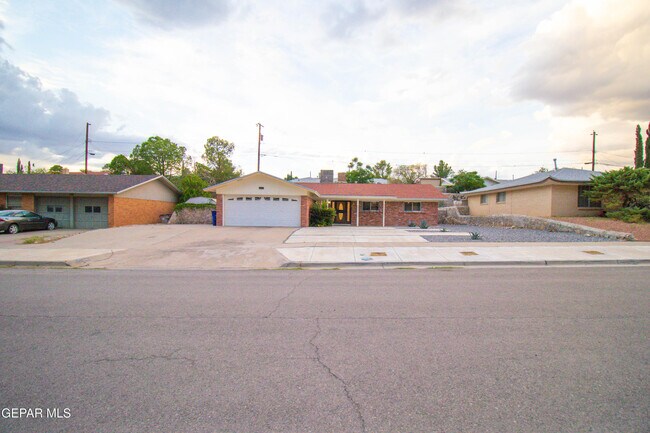 Building Photo - 637 Westview Ave