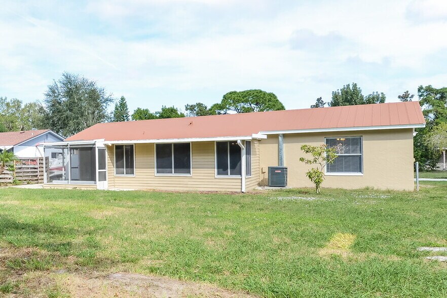 Building Photo - 4013 27th Ave W