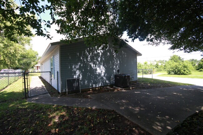 Building Photo - 3BR Pensacola Home Near Blue Wahoos Stadium & Fenced Backyard!
