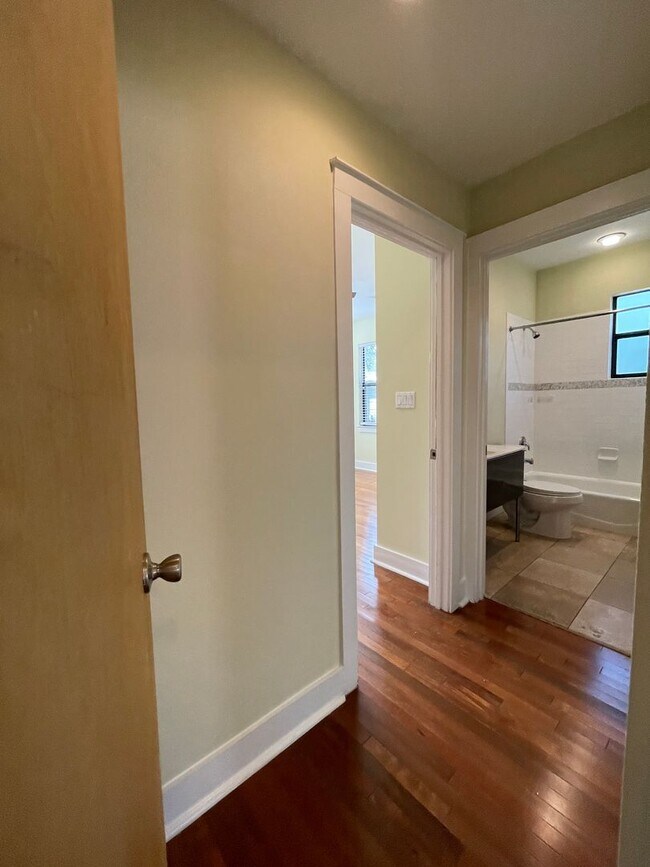 Building Photo - 5bed/3bath house in North Campus