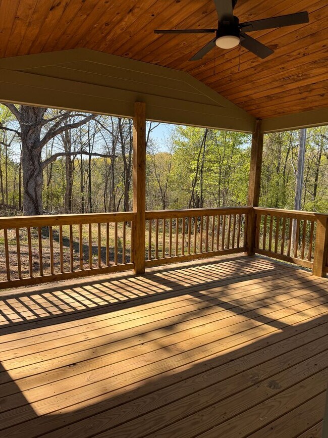 Building Photo - 3 Bedroom || 1 Bathroom - Single Family Home