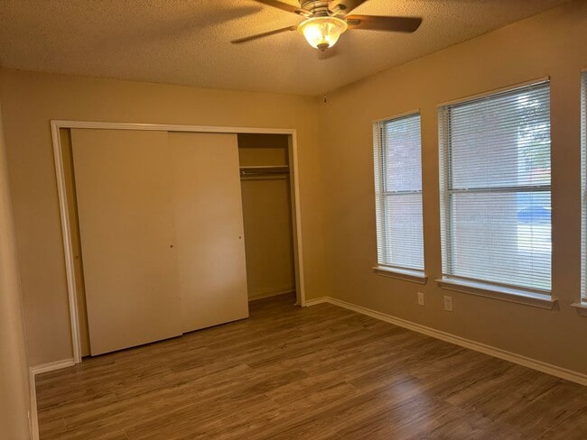 Building Photo - 8003 Chestnut Manor Dr