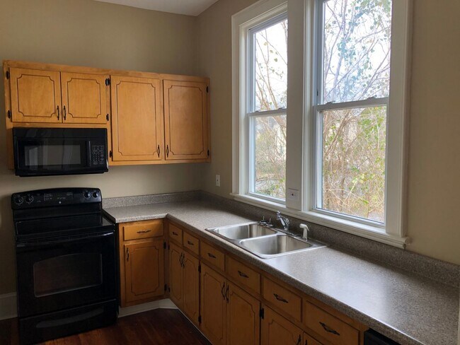 Building Photo - 411 S 8th St