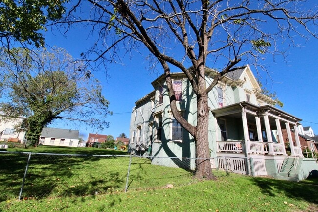 Building Photo - 1 bed, 1 bath apartment for rent in Downtown Harrisonburg!