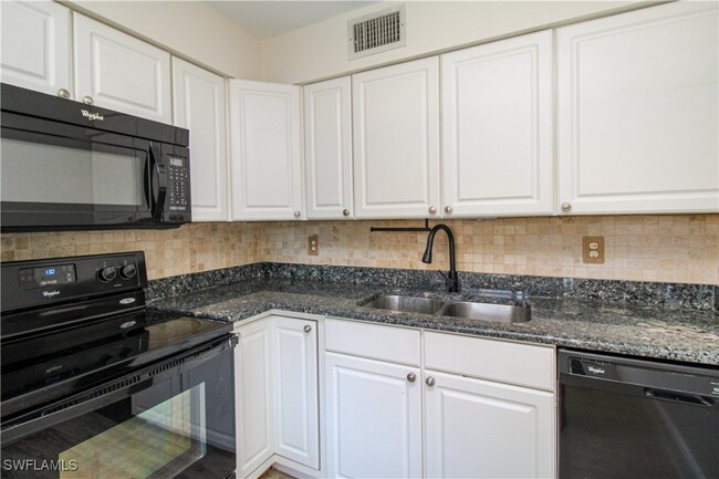 Building Photo - 2102 Alamanda Dr
