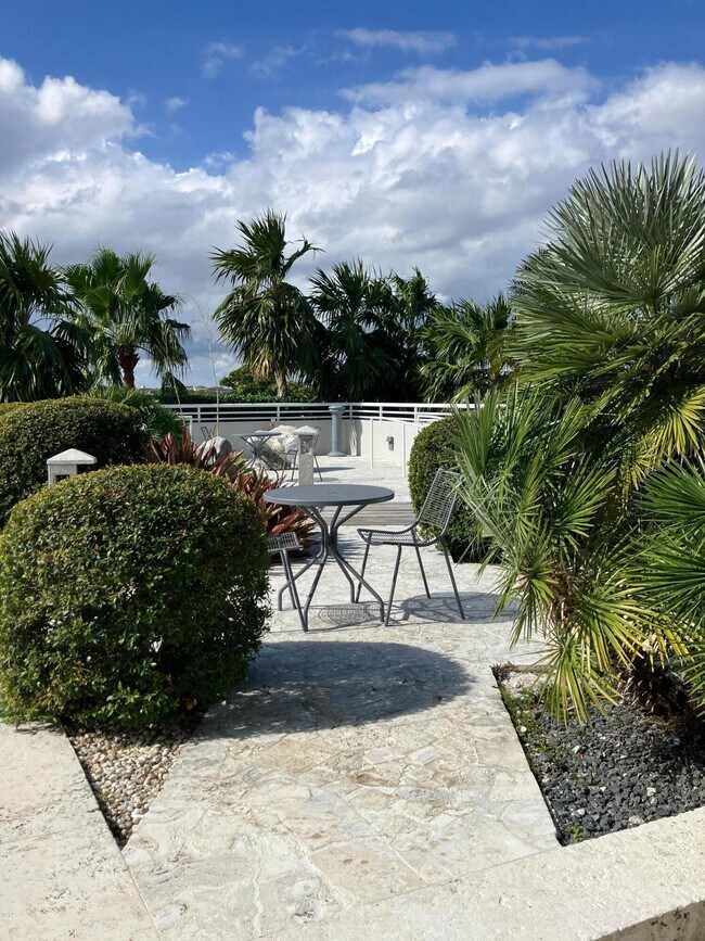 Building Photo - 1551 N Flagler Dr