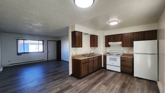 Building Photo - CHA100