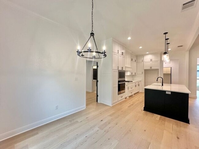 Building Photo - Available Now! Luxurious 3 Bedroom 2 Bath ...