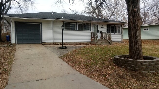 Building Photo - 3BR rancher with appliances and garage. Pr...