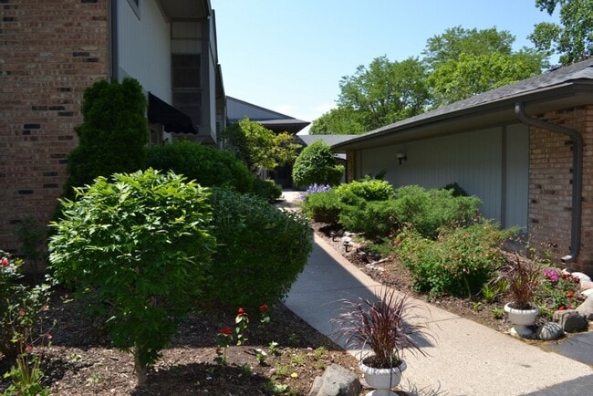 Building Photo - Private entry, Park-Like setting