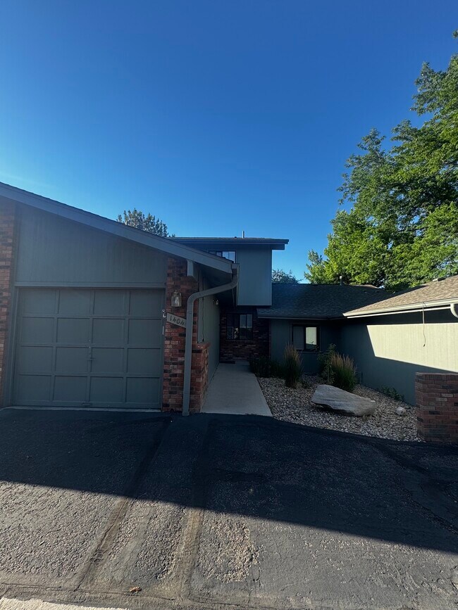Building Photo - 1404 Adriel Dr