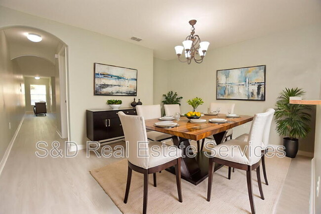 Building Photo - 515 Sandstone St