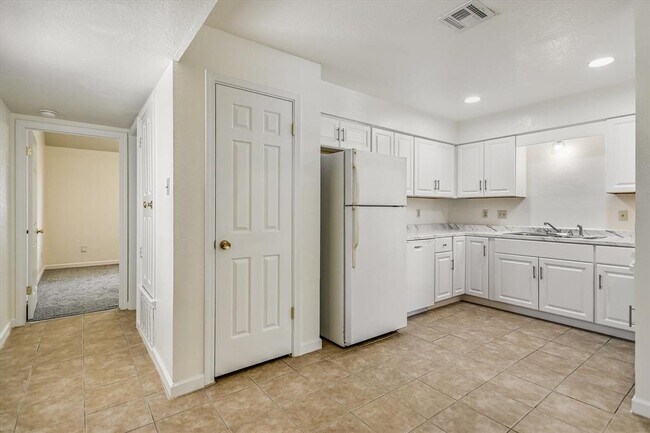 Building Photo - 803 Valley View Dr