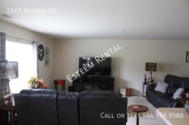 Building Photo - 2669 Averon Dr