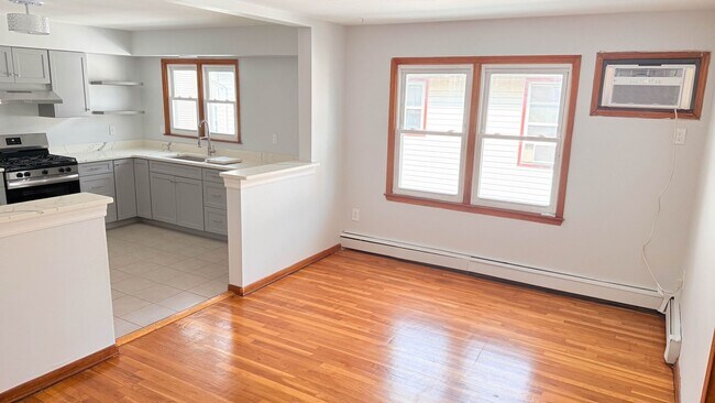 Building Photo - Charming 3BR , 2 BTHRM Duplex in Elizabeth