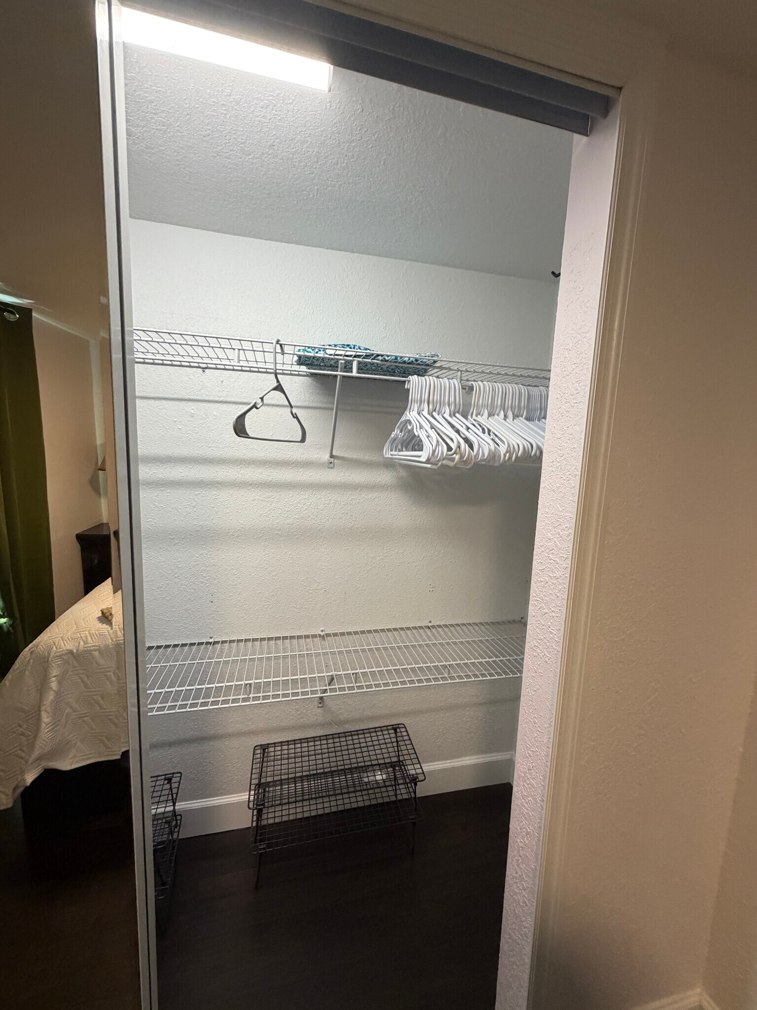 Building Photo - 203 W Crest Ave