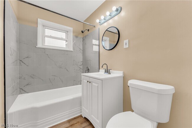 Building Photo - 655 E 240th St