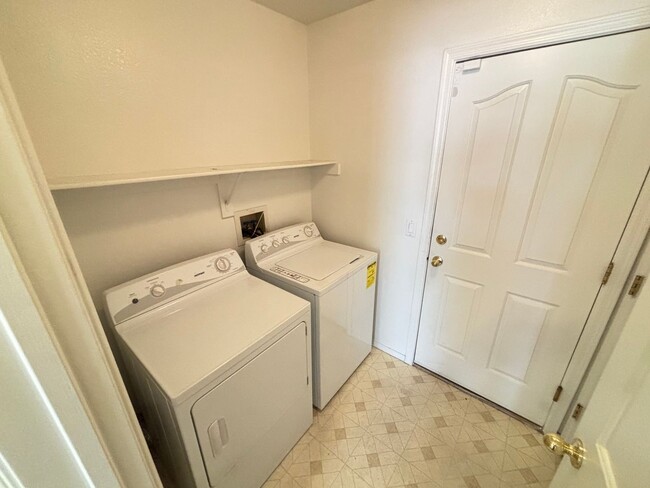 Building Photo - Gorgeous 3Bed/2.5Bath, 2-Story home locate...