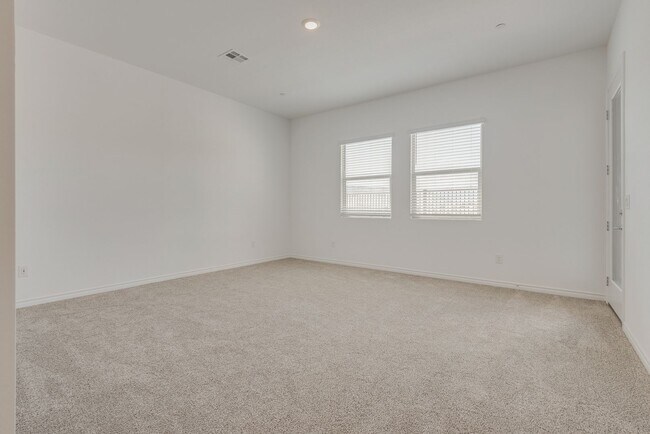 Building Photo - 12608 Heritage Hts Dr